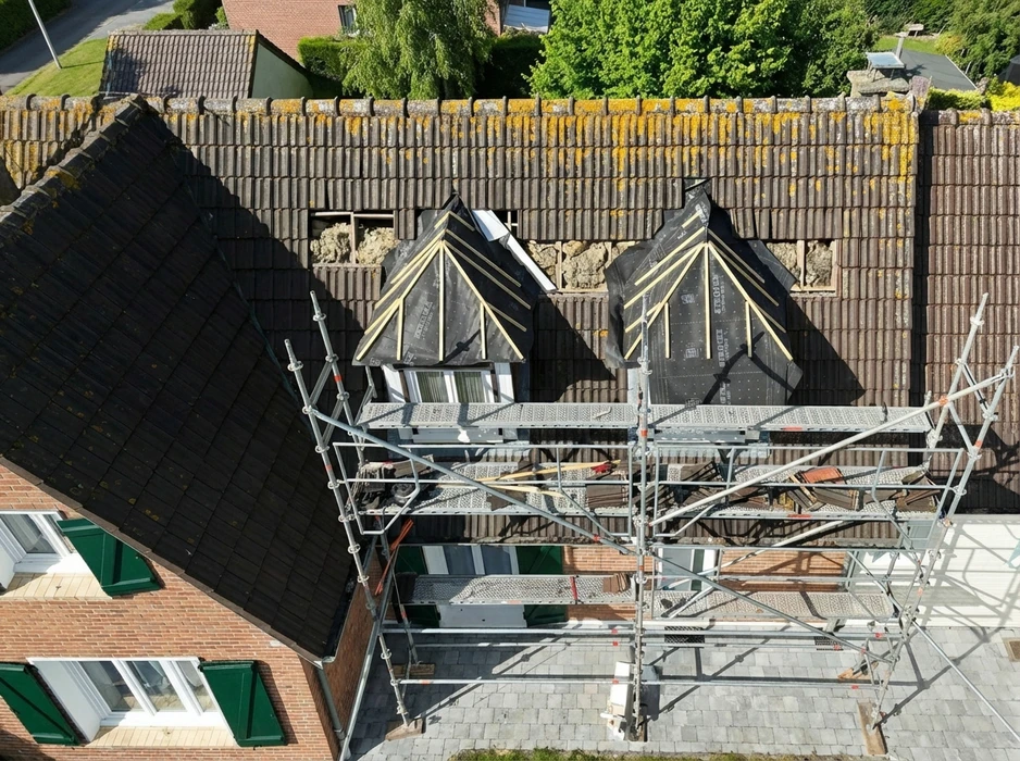Vue aérienne d'une toiture en cours de rénovation