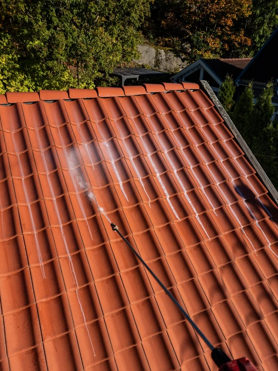 Ouvrier installateur en équipement de sécurité travaillant sur toiture de maison résidentielle