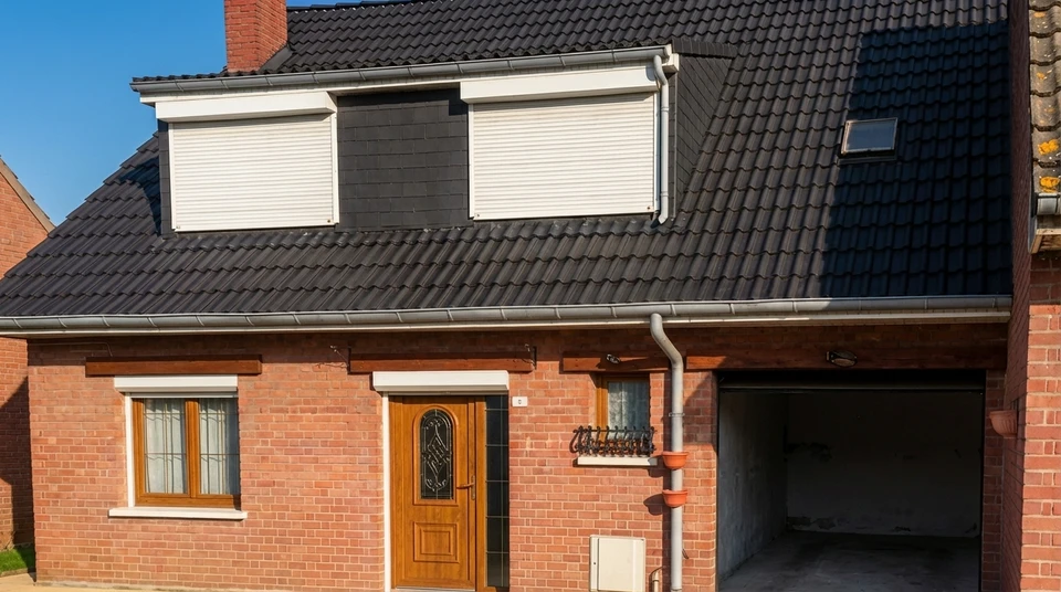 Vue aérienne d'une rénovation de toiture sur maison en briques rouges