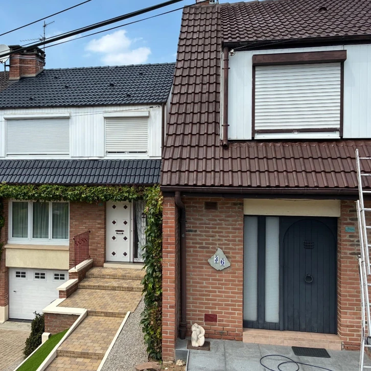 Le client serre la main de l'entrepreneur après avoir confirmé le plan de rénovation de la maison